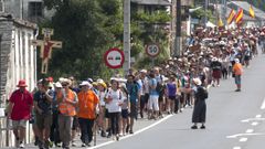 Peregrinos por el Camino Norte a su paso por Baamonde.