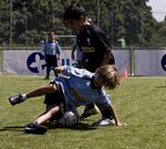 <span lang= es-es >La Fundaci�n Celta volvi� a organizar su campus en Allariz</span>. Dos ni�os pugnan por un bal�n durante uno de los ejercicios realizados.