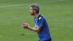 Rubén Domínguez dirigiendo el partido ante Osasuna Promesas desde el banquillo