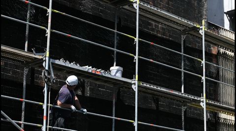 Imagen de archivo de un operario trabajando en un andamio