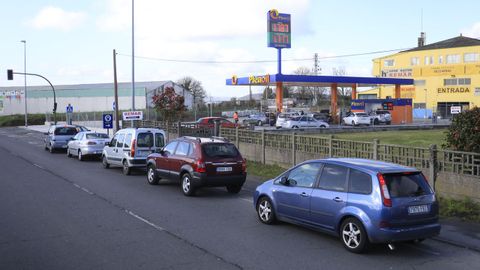 Colas para repostar este viernes en una gasolinera en Lugo