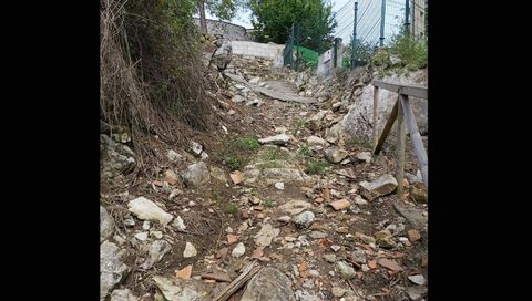 Camino en mal estado en la localidad de Priorio (Oviedo), según denuncian los vecinos