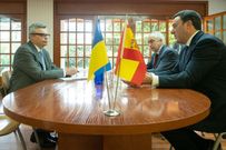 Valent�n Gonz�lez Formoso -a la derecha-, acompa�ado de C�sar Mogo, senador socialista por Lugo; durante su encuentro con el embajador de Ucrania, Serhiy Pohorelzew.