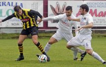 Paco y Yuste (de blanco) tratan de quitarle la pelota a un rival ayer en el campo de Barra�a. 