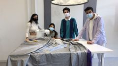 Magdalena, Ana, Daniel y Manuel con la tela de la tienda de campa�a