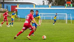 Iv�n Guerrero conduciendo un bal�n ante el Cambados