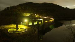 Vista nocturna de la presa hidroelctrica de Belesar, entre Chantada y O Saviao