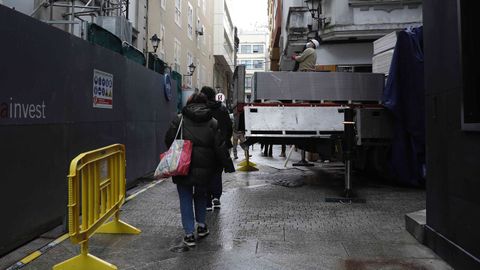 Algunos apuntaron a la posibilidad de que la ambulancia no pudiese pasar por unas obras de rehabilitación de un edificio. Sin embargo, el sábado no estaba la plataforma desde la que se descargan materiales (a la izquierda), y el vehículo sanitario pudo llegar hasta el final de la valla. A continuación había terrazas a ambos lados.