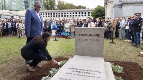 miguel.Entierro de los restos del pintor Francisco Miguel en el cementerio de San Amaro, en septiembre del 2025. En la imagen, la alcaldesa de A Coru�a, In�s Rey, y el regidor de Oleiros, �ngel Garc�a Seoane. Para que se pudiera dar con el paradero del artista, exhumado de una fosa com�n en B�rtoa (Carballo) en el 2023, fueron trascendentes los escritos de su pareja, Syra Alonso, encontrados en M�xico