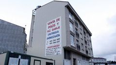 Anuncio de venta de pisos en un edificio de Carballo