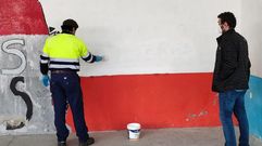 Limpieza de las pintadas machistas que aparecieron en el colegio de A Lama