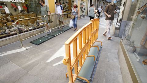 Urbanismo ha arreglado als ventanas arqueol�gicas en la calle Doutor Castro 