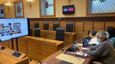 La alcaldesa, Ana Gonz�lez, durante el pleno telem�tico del Ayuntamiento de Gij�n