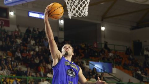Gabe Kalscheur metiendo una canasta ante el Hestia Menorca en el Paco Paz.