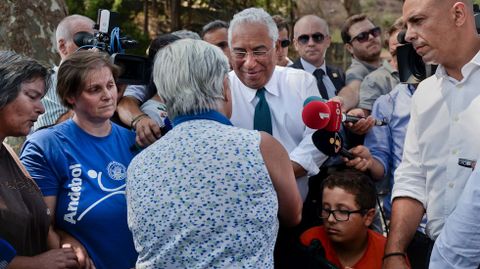 El primer ministro portugu�s, Antonio Costa, en el centro, durante su visita a las zonas afectadas por el fuego en Madeira
