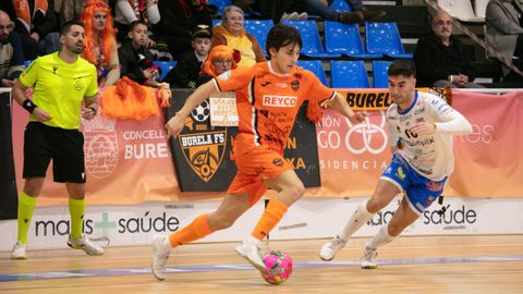 El burelista Charly avanza con el bal�n ante la presi�n de Ra�l L�pez, futbolista de Nar�n del Wanapix Zaragoza.