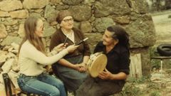 Doroth Schubarth, rexistrando as cntigas de das vecias de Mens, en Malpica.