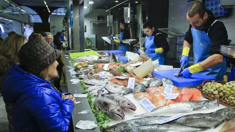 Ambiente en las pescaderas de la plaza de Abastos de Lugo a pocos das de Navidad 