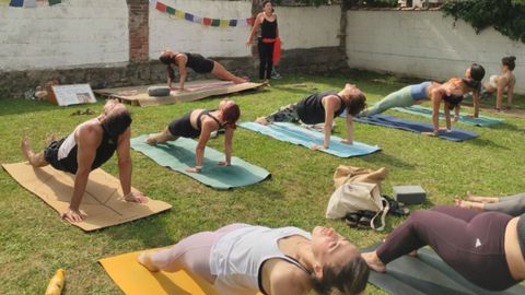 El yoga utiliza posturas fsicas, ejercicios de respiracin y meditacin para mejorar la salud general