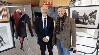 El director del Parador Costa da Morte, Julio Castro Marcote, con el fot�grafo muxi�n Xes�s B�a