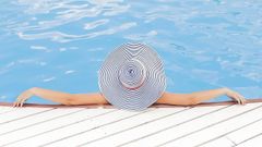 Chica en una piscina