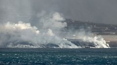 La colad del volc�n de la Palma, que lleg� al mar, sigue avanzado 