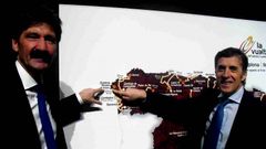 Jos� M. Peque�o, alcalde de Dumbr�a, con Perico Delgado.