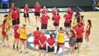Miguel M�ndez habla con su cuerpo t�cnico y las jugadoras durante un entrenamiento de la preparaci�n para la Copa del Mundo.