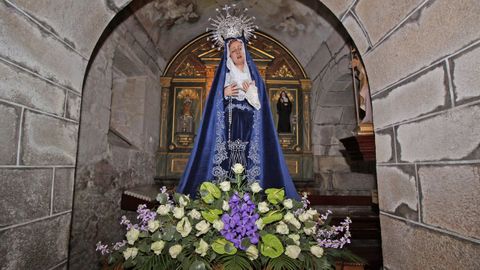 La Irmandade do Cristo da Misericordia sac en procesin las imgenes del Ecce Homo y las vrgenes de la Amargura y la Soledad tras la celebracin de la misa.