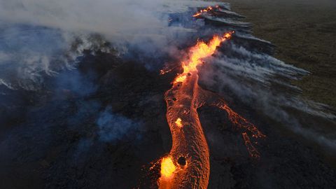 Una vista aérea muestra la erupción del monte Litli-Hrutur en la escasamente poblada península de Reykjanes.