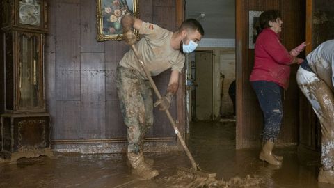 Miembros del Ejército de Tierra limpian las calles y casas de Utiel (Valencia)