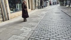 Esperanza Arias mirando algunos de los desperfectos en Linares Rivas, en Sada.