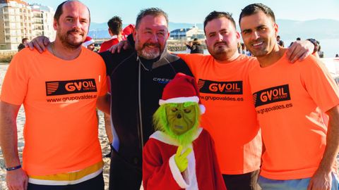 Chapuz�n para despedir el a�o en la playa de Silgar, en Sanxenxo
