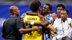 Vozinha, el h�roe de Cabo Verde en el partido contra Espa�a, abrazado por un compa�ero.