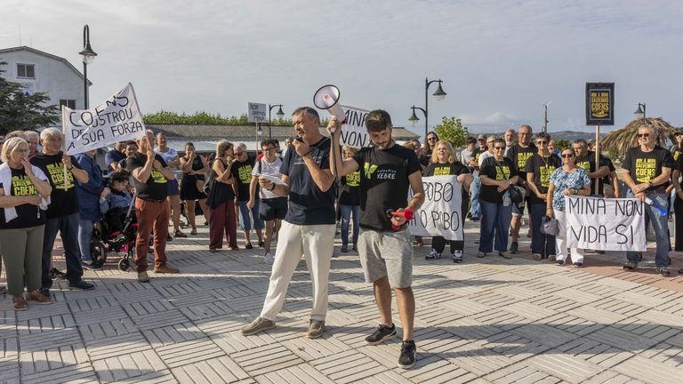 El alcalde de Zas, Manuel Mu��o, fue una de las personas que dieron lectura al manifiesto.
