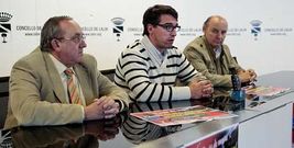 El edil de Deportes, acompa�ado de presidente y el tesorero de la Federaci�n Galega. 