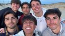 David Aliagas (delante, en el centro), con algunos de los amigos que acudieron al Trasan Fest y que resultaron afectados por el brote de salmonela