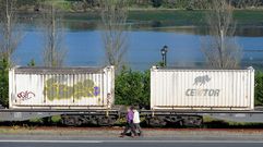 Tren de meranc�as accediendo al puerto interior con A Malata de fondo