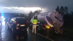 Un cami�n cisterna que transportaba gasoil vuelca en Val do Dubra