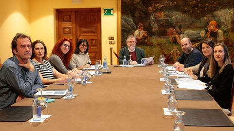 El jurado del Torrente Ballester, con Javier Peña y Susana Pedreira a la derecha, por los extremos, reunidos el pasado otoño.