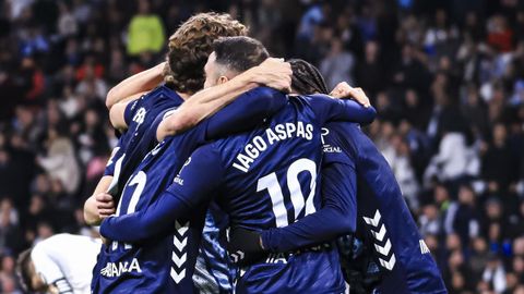 Los jugadores del Celta, celebrando un gol en el Santiago Bernab�u.