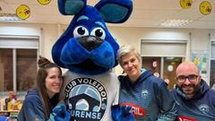 La mascota del Volei Ourense visit� el CHUO junto a las jugadoras Nerea Pi�eiro y Rebeca Kruse, adem�s del segundo entrenador, Gabriel Torquemada
