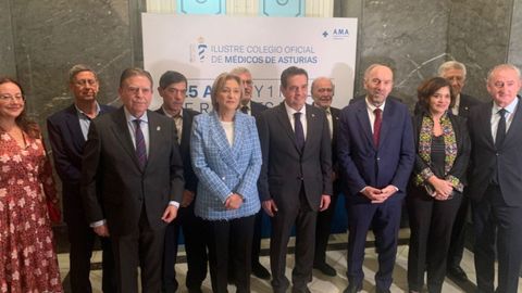 Foto de familia de la celebracin del 125 aniversario del Colegio de Mdicos de Asturias