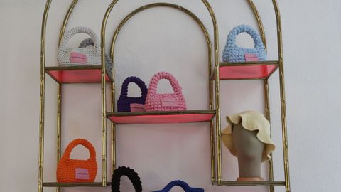 Parte de la colecci�n de complementos dise�ados por Laura