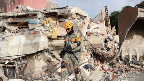 Los equipos de rescate colaboran en la b�squeda de desaparecidos.