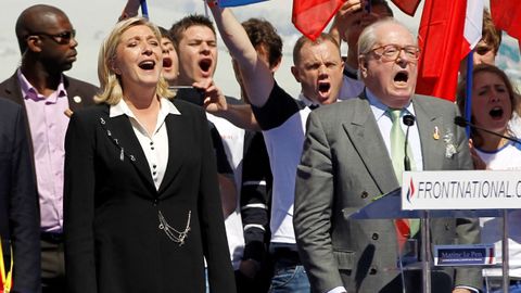 Marine y Jean-Marie Le Pen cantan el himno francs durante el acto del Frente Nacional del Primero de Mayo, en el 2012