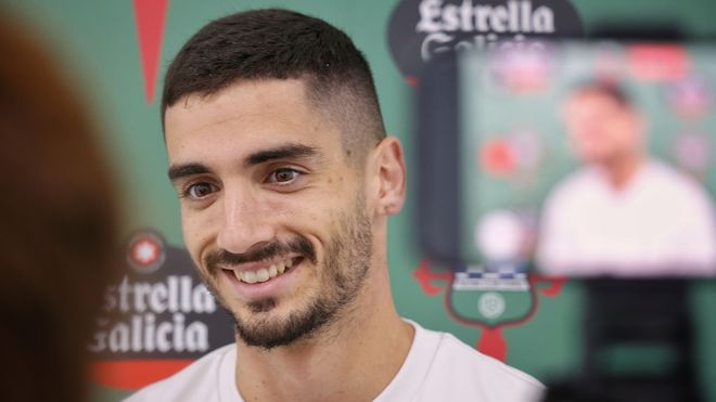 Pascu, recibiendo el premio a mejor jugador del mes de octubre en A Malata.