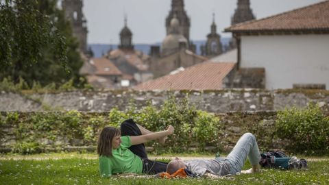 J&oacute;venes disfrutando del buen tiempo en el parque de Bonaval, en Santiago