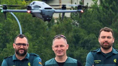 El equipo Pegaso de la Guardia Civil con uno de los los drones para inmortalizar la demolici�n de las cuatro torres de la t�rmica de As Pontes