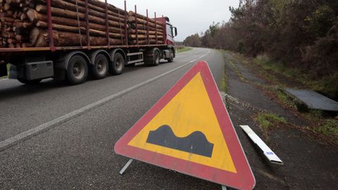 Seal de perfil irregular del firme en la autova que usan muchos camiones de madera